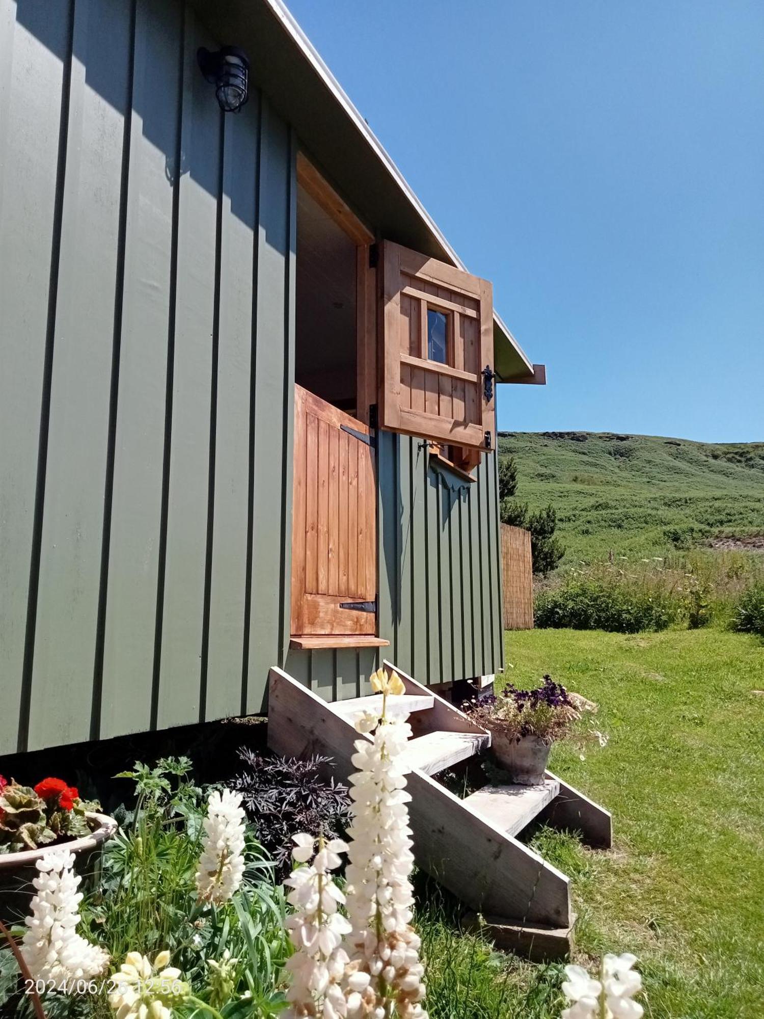 Wainstones Shepherd'S Hut Hotel Chop Gate Exterior photo